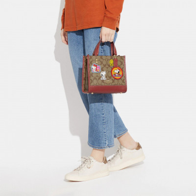 X Peanuts Dempsey Tote 22 In Signature Canvas With Patches - Gold/Khaki/Redwood Multi