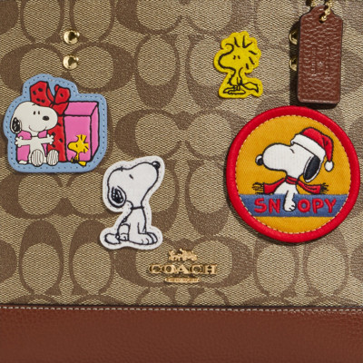 X Peanuts Dempsey Tote 22 In Signature Canvas With Patches - Gold/Khaki/Redwood Multi